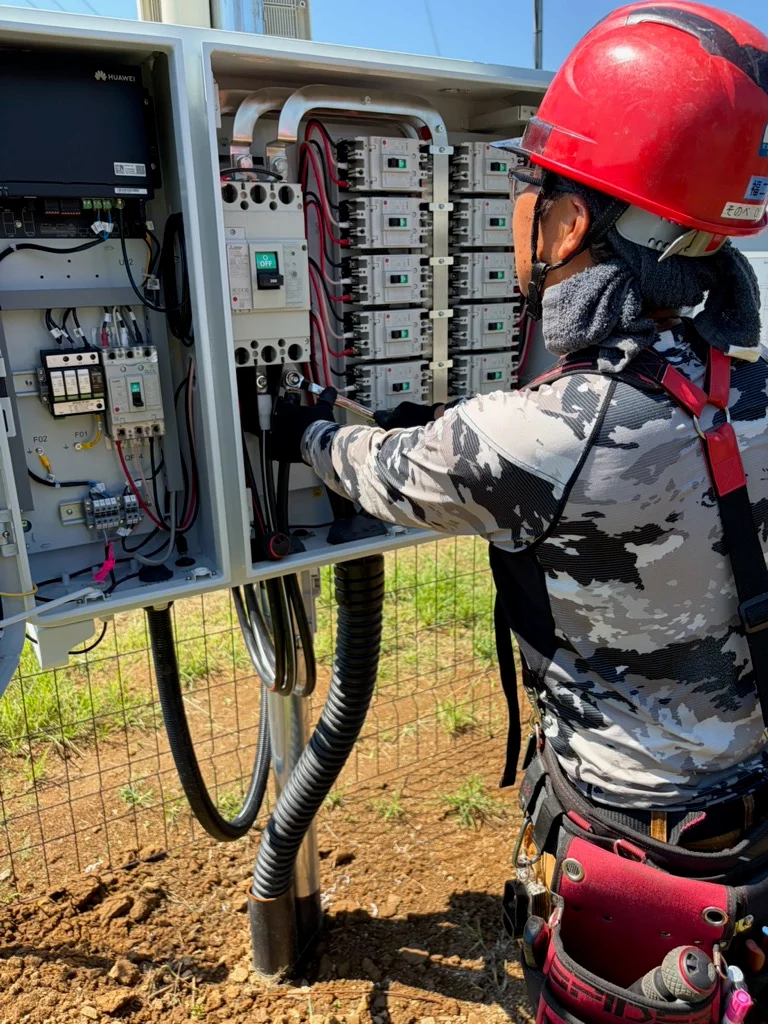 電気設備の作業に取り組む長門機工のスタッフ