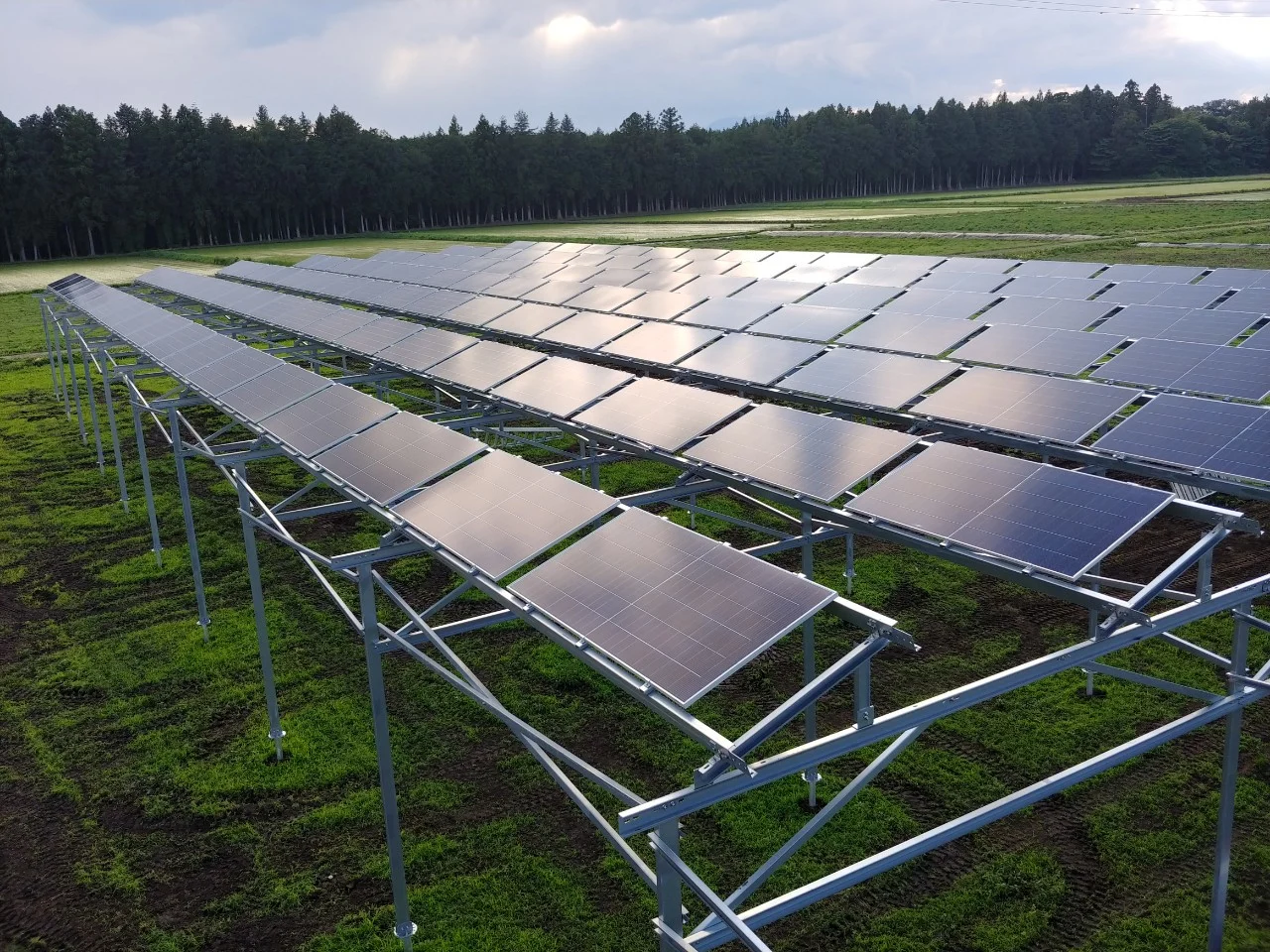 夕日を受ける太陽光発電設備