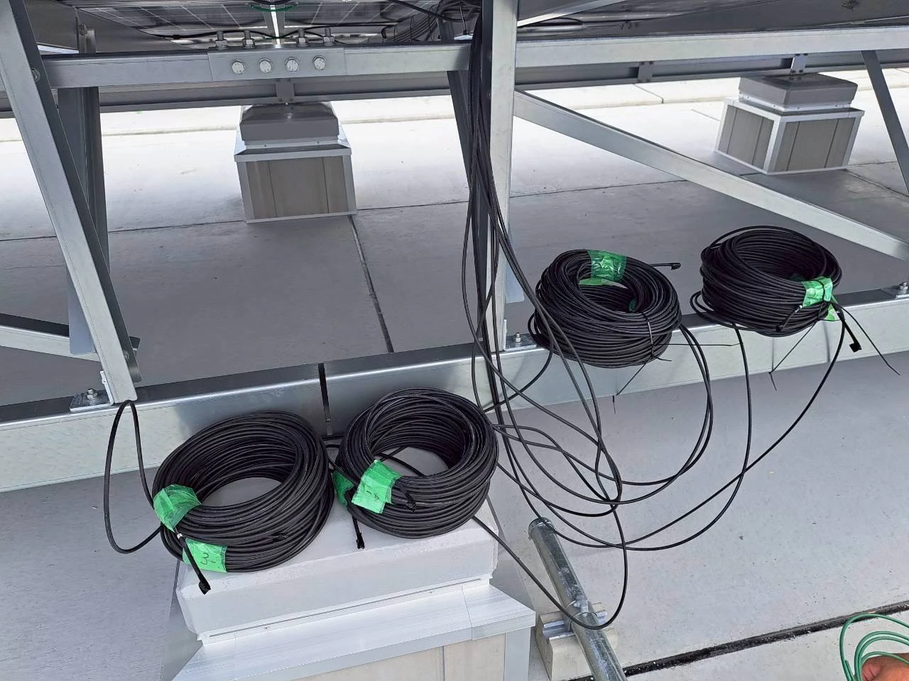 屋根への太陽光設備取り付け：配線の施工