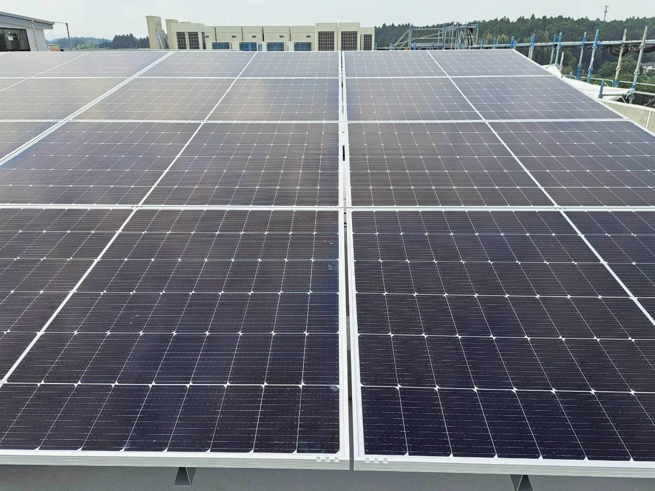 屋根への太陽光設備取り付け：屋根に並ぶ発電設備